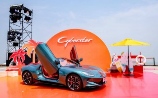 MG用两款车讲述年轻人的“燃油梦”与“电跑梦”——2026款MG5与Cyberster